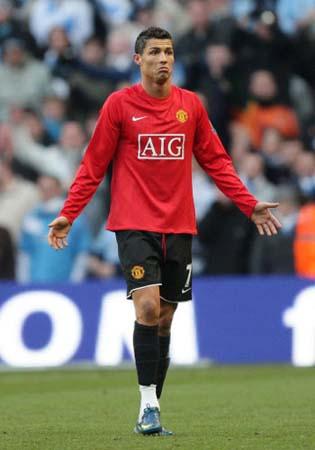 球员摊手表达不满（球员摊手示意不满）