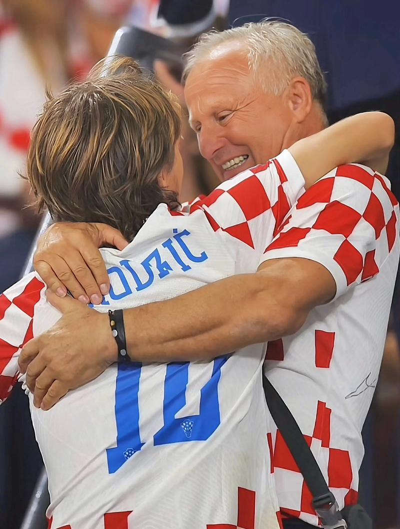 荣耀时刻，网球名将阿尔卡拉斯为迈阿密颁发美职联东部冠军奖杯（荣耀加冕：阿尔卡拉斯为迈阿密颁发美职联东部冠军奖杯）